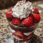 dubai chocolate strawberry cup